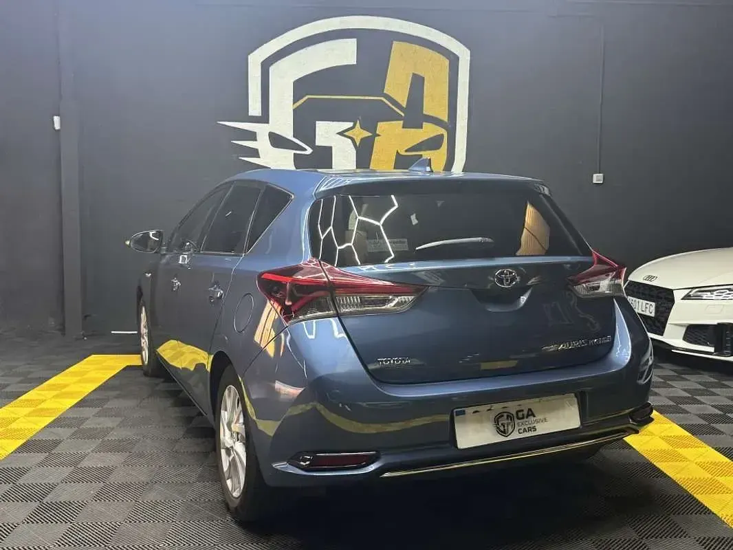 Usado Toyota Auris Hybrid Active 136 CV (100 kW) 2016 Azul Utilitario
