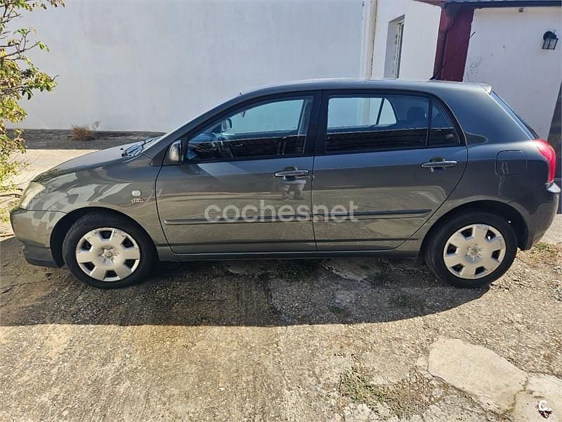 Usado Toyota Corolla Terra 90 CV (66 kW) 2004 Gris / plata Berlina