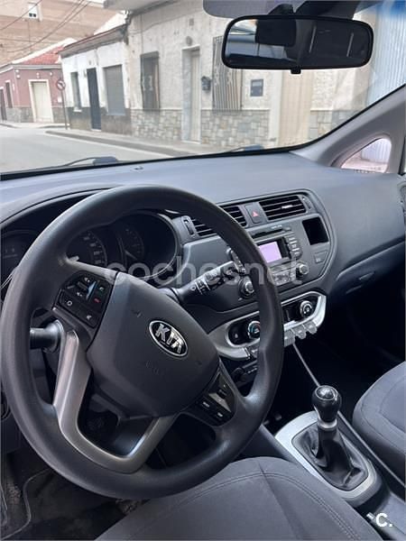 Usado Kia Rio 85 CV (62 kW) 2013 Blanco Berlina