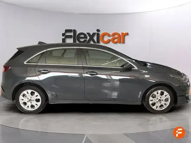 Usado Kia Ceed 136 CV (100 kW) 2023 Gris Utilitario