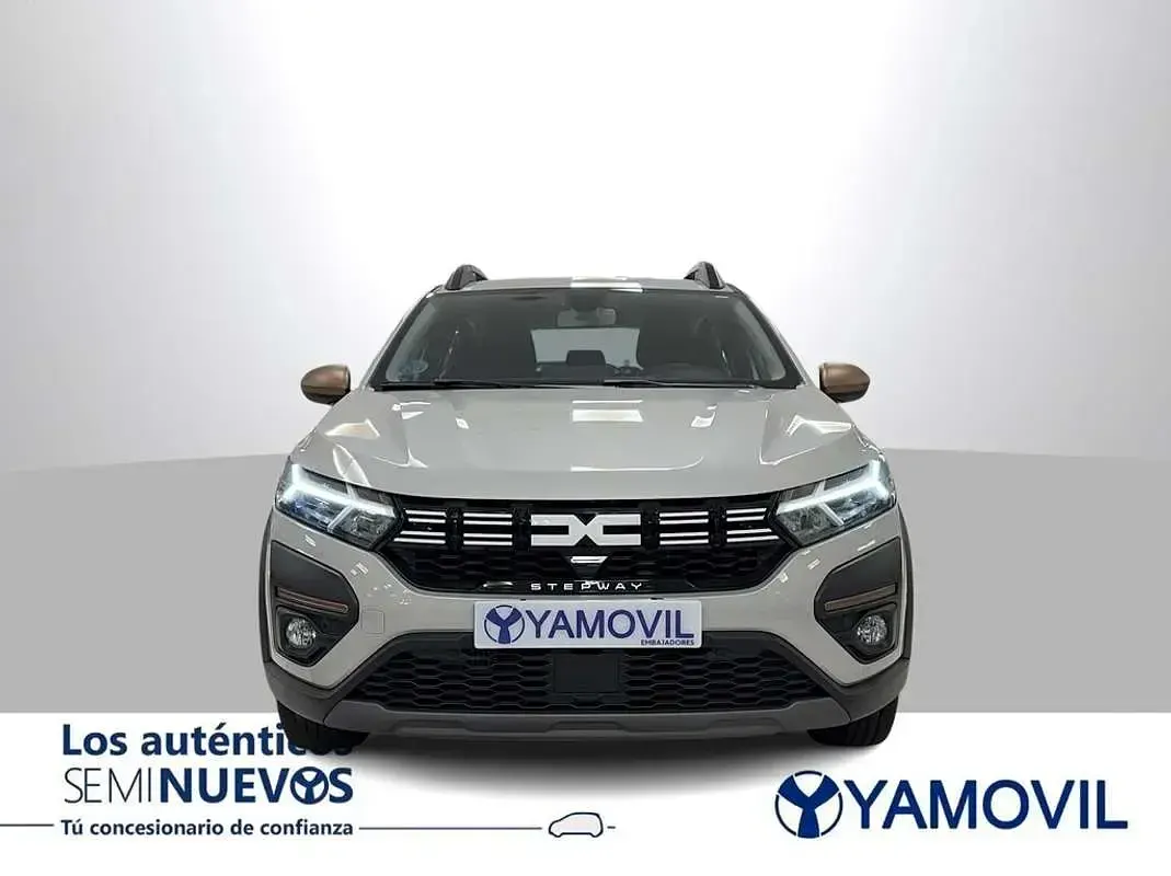 Usado Dacia Sandero Expression 101 CV (74 kW) 2023 Gris Utilitario