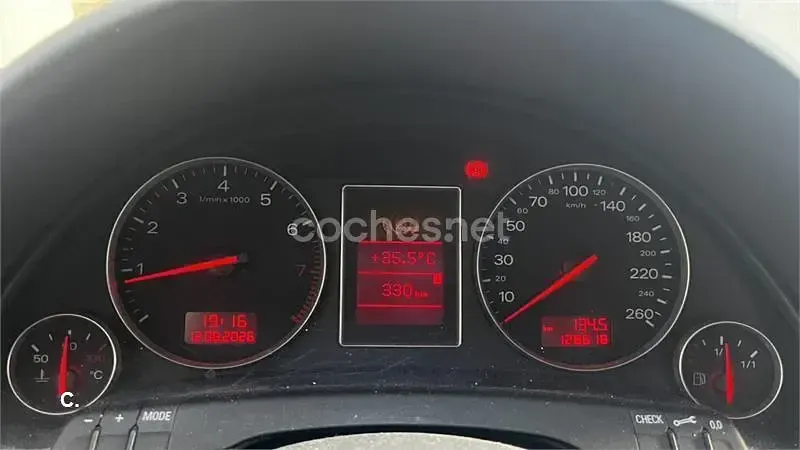 Usado Audi A4 150 CV (110 kW) 2001 Gris / plata Berlina
