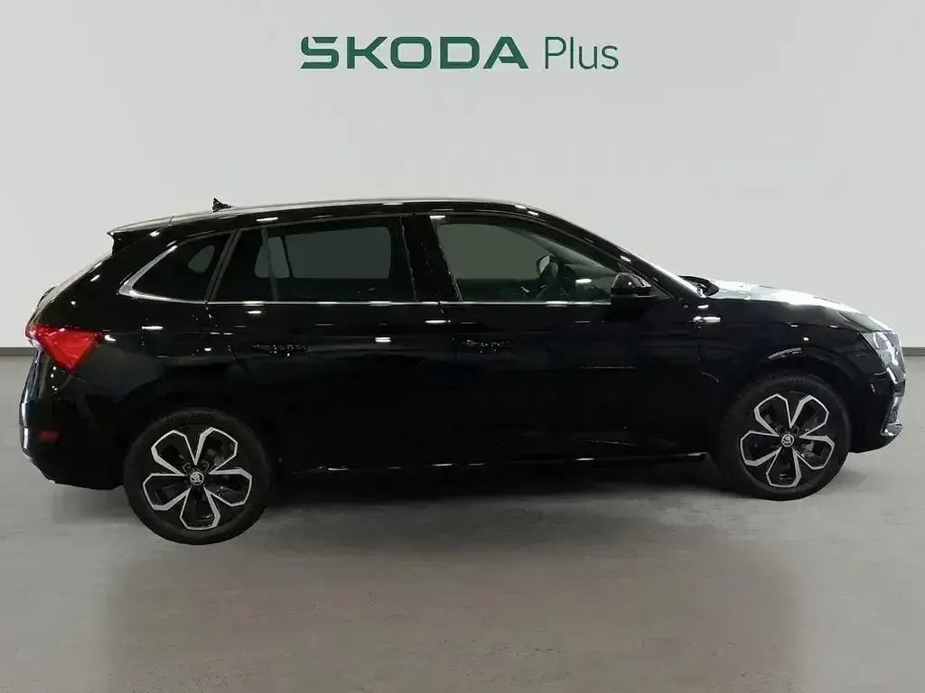 Usado Skoda Scala Ambition 110 CV (80 kW) 2023 Negro Utilitario