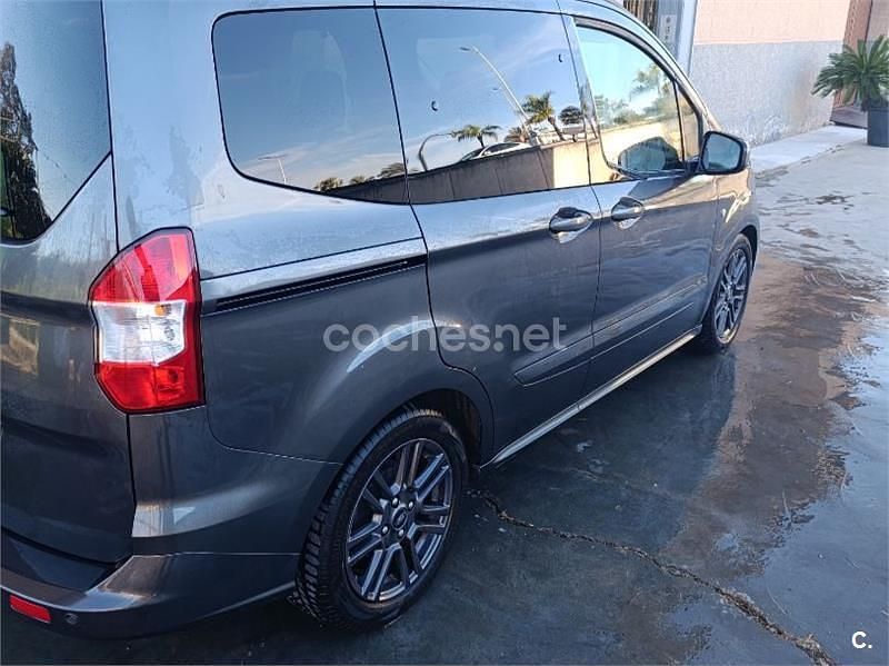 Usado Ford Tourneo Courier Sport 100 CV (73 kW) 2021 Gris / plata Monovolumen