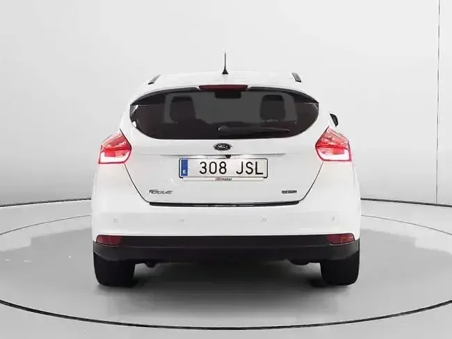Begagnad Ford Focus Titanium 125 HK (91 kW) 2016 Vit Sedan