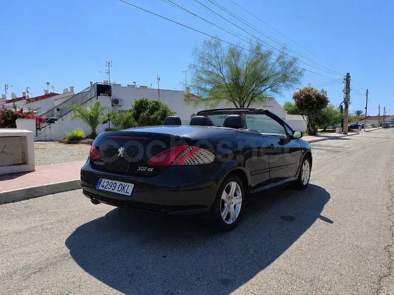 Usado Peugeot 307 CC 110 CV (80 kW) 2005 Negro Descapotable