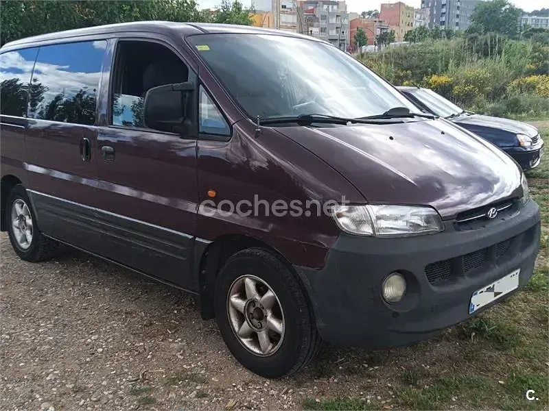 Usado Hyundai H-1 85 CV (62 kW) 1999 Granate Monovolumen