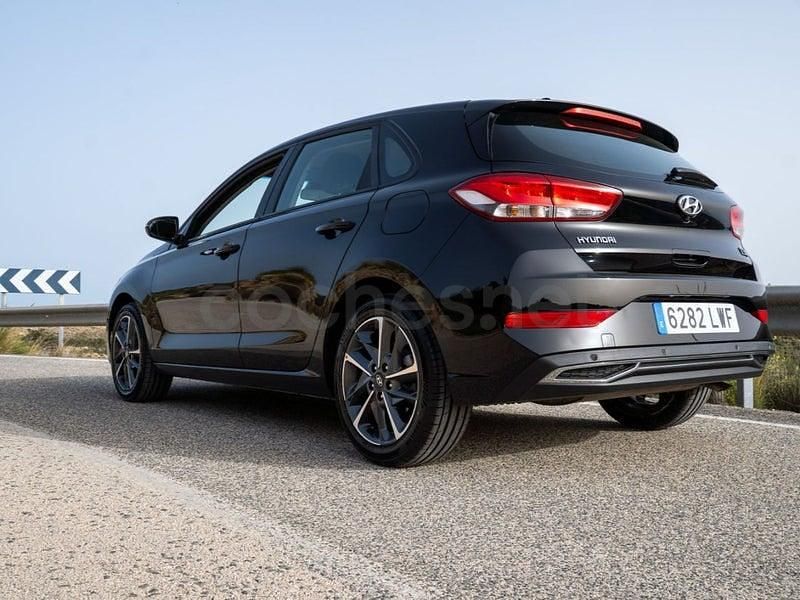 Usado Hyundai i30 110 CV (80 kW) 2022 Negro Berlina