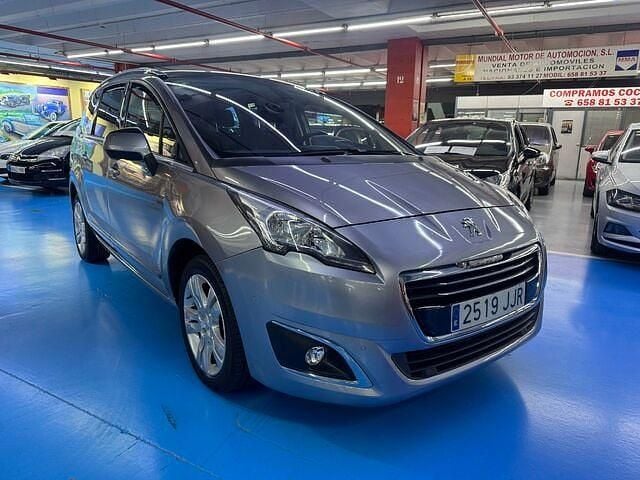 Usado Peugeot 5008 Allure 120 CV (88 kW) 2015 Gris Monovolumen