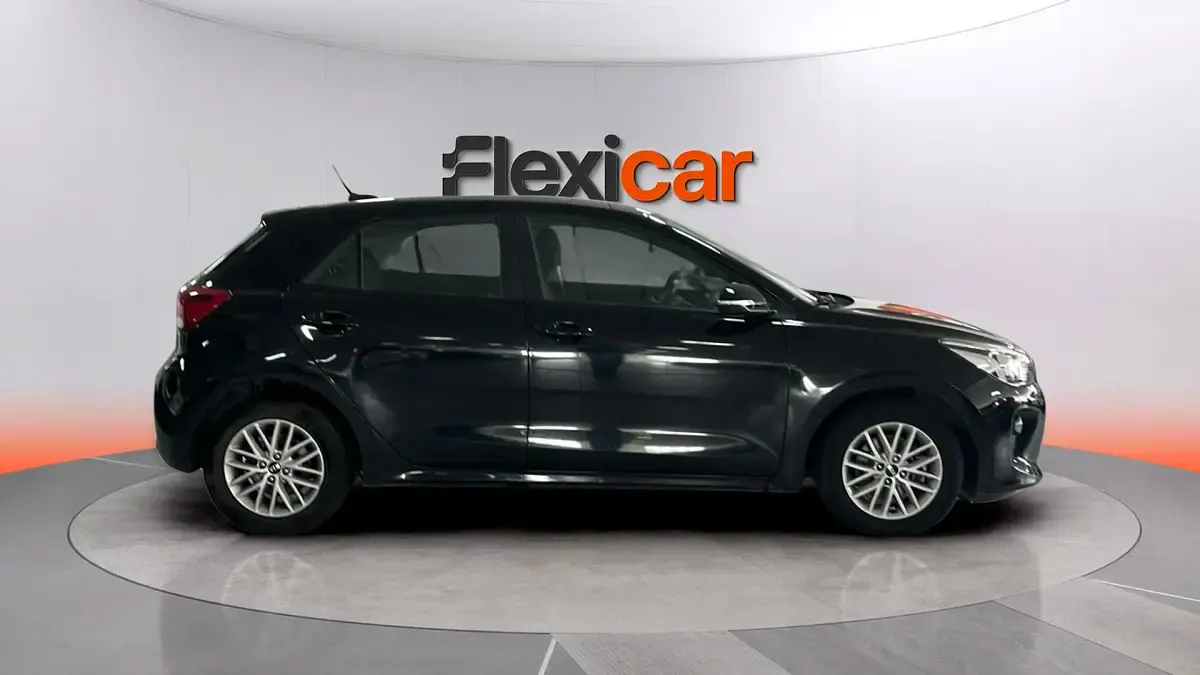 Usado Kia Rio 101 CV (74 kW) 2018 Negro Berlina