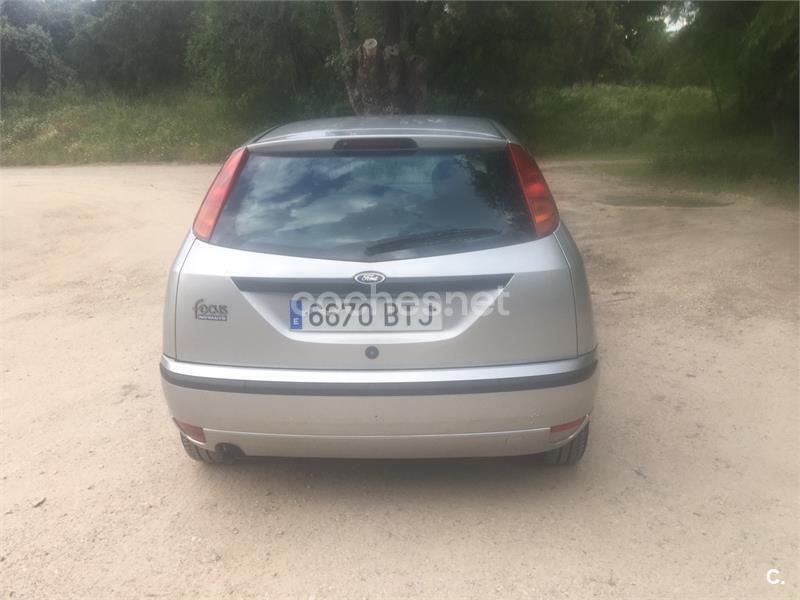 Gris / plata Usado 2002 Ford Focus Trend Berlina | 2500 € (Precio justo) - Imagen 1/4
