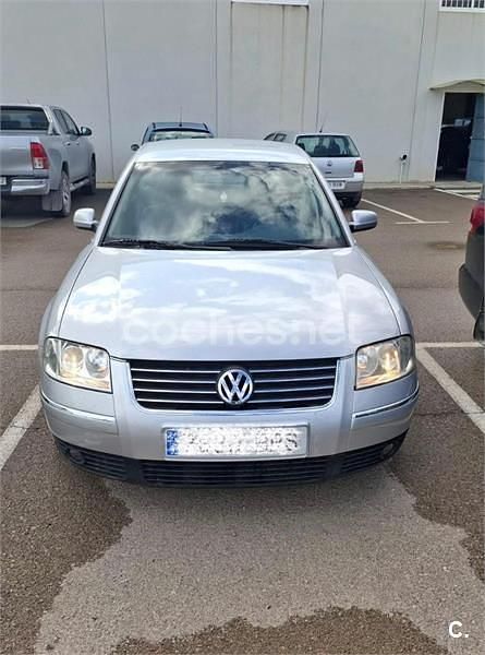 Usado VW Passat Comfortline 150 CV (110 kW) 2002 Gris / plata Familiar