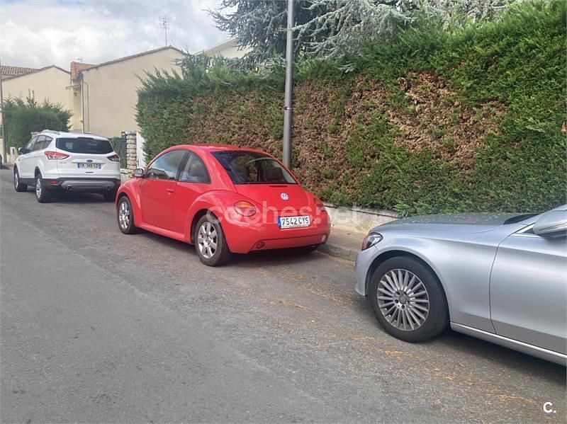 Usado VW New Beetle 100 CV (73 kW) 2004 Rojo Utilitario