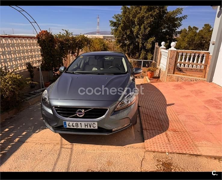 Gris / plata Usado 2013 Volvo V40 R-Design Kinetic Berlina | 11.900 € (Un poco caro) - Imagen 1/4