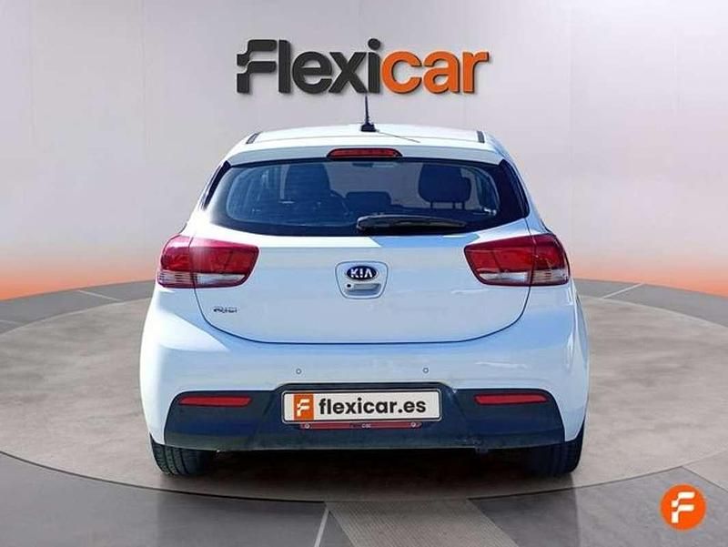 Usado Kia Rio 84 CV (61 kW) 2018 Blanco Utilitario