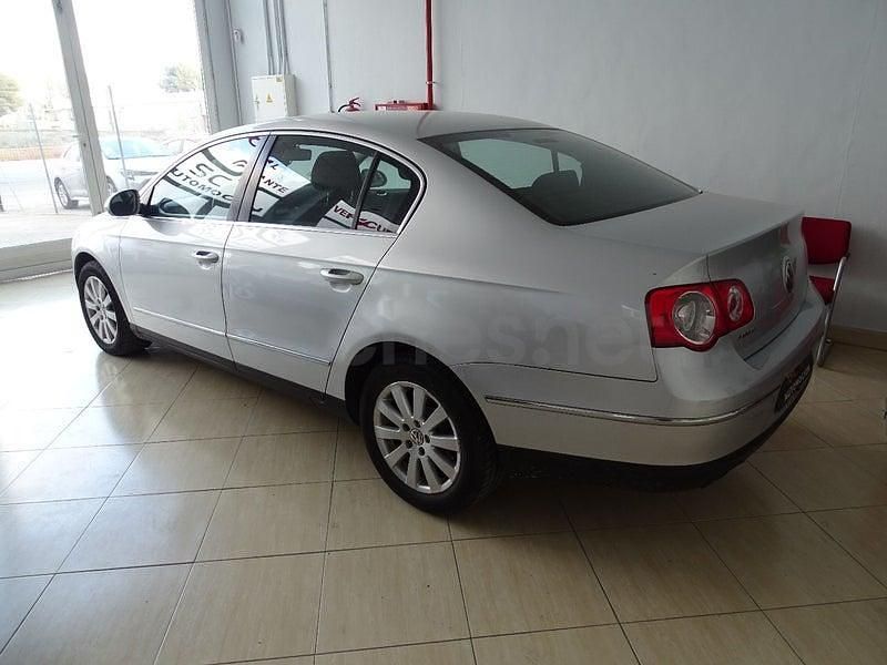 Usado VW Passat Advance 105 CV (77 kW) 2007 Gris / plata Berlina