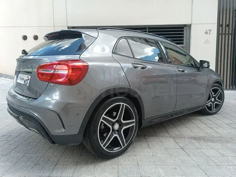 Usado Mercedes GLA220 AMG line 170 CV (125 kW) 2014 Gris / plata SUV