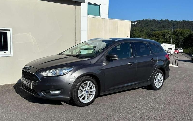 Gris / plata Usado 2015 Ford Focus Trend Familiar | 10.500 € (Precio justo) - Imagen 1/4