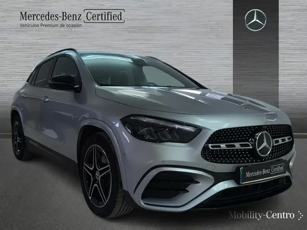 Usado Mercedes GLA200 AMG line 150 CV (110 kW) 2024 Plata hightech SUV