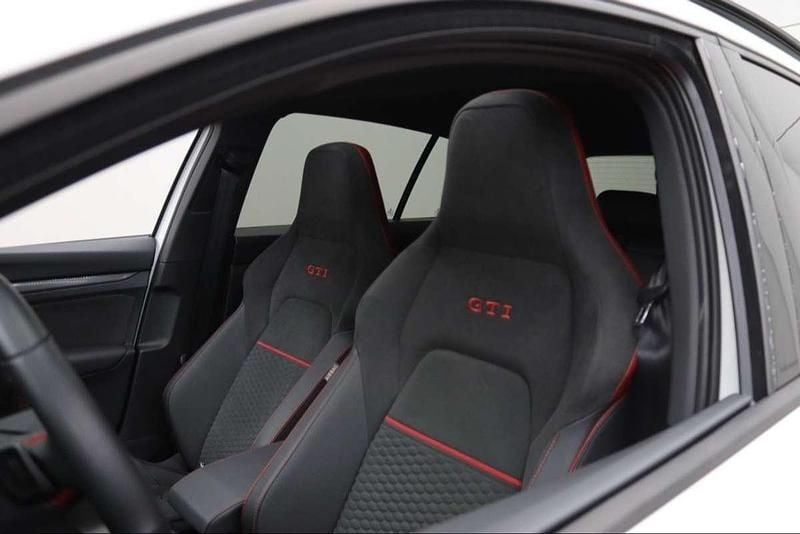 Usado VW Golf VIII GTI 300 CV (220 kW) 2023 Blanco Utilitario