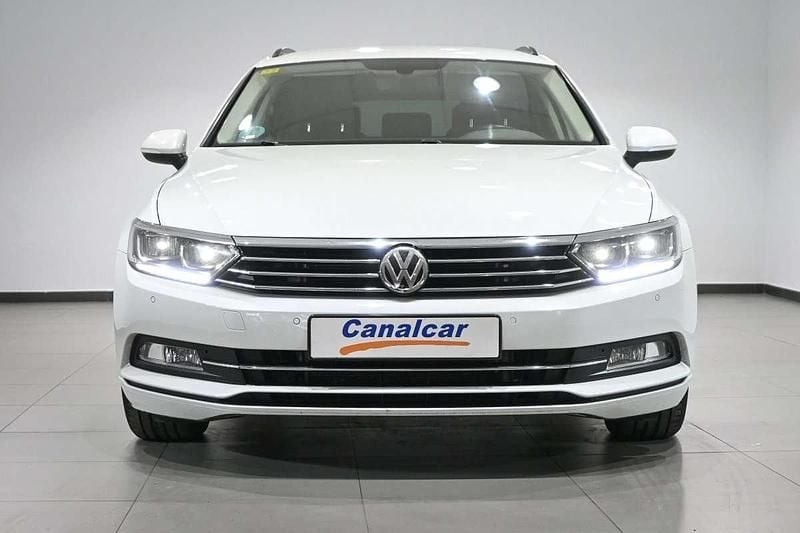 Usado VW Passat R-line 150 CV (110 kW) 2018 Blanco Familiar