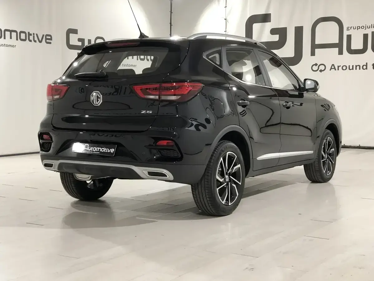 Käytetty MG ZS Luxury 111 HP (81 kW) 2023 Musta Sedan