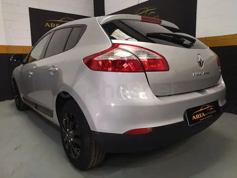 Usado Renault Mégane III Life 115 CV (84 kW) 2013 Gris / plata Berlina