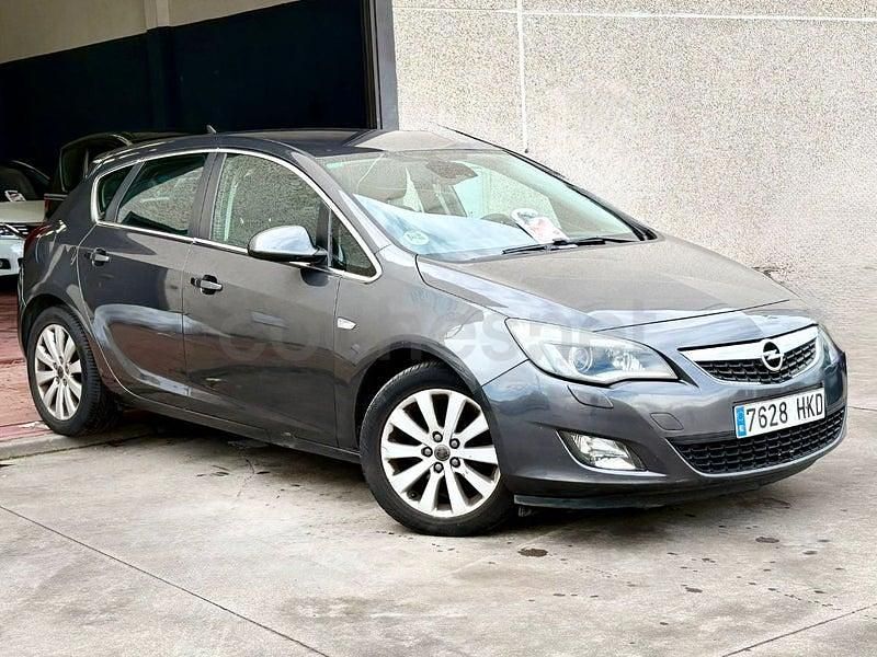 Usado Opel Astra Excellence 130 CV (95 kW) 2013 Gris / plata Berlina