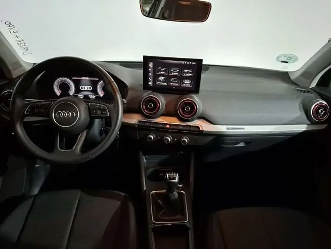 Usado Audi Q2 116 CV (85 kW) 2025 Plateado SUV