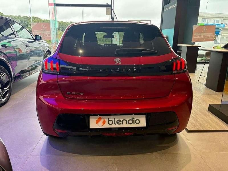 Rojo Nuevo 2025 Peugeot e-208 Allure Utilitario | 25.074 € (Precio justo) - Imagen 1/2