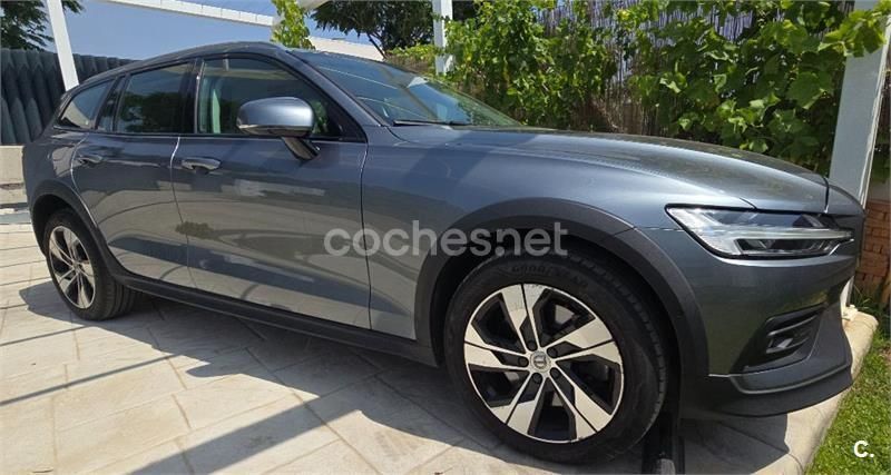 Usado Volvo V60 CC Pro 250 CV (183 kW) 2021 Gris / plata Familiar