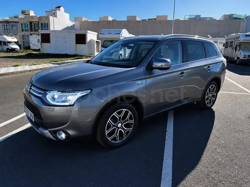 Usado Mitsubishi Outlander P-HEV 203 CV (149 kW) 2015 Gris / plata SUV