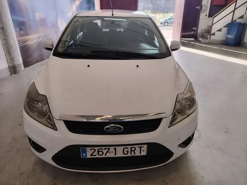 Usado Ford Focus Trend 109 CV (80 kW) 2009 Blanco Berlina