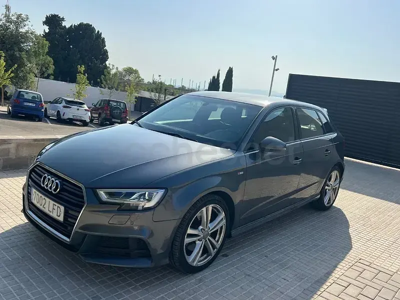 Usado Audi A3 150 CV (110 kW) 2020 Gris / plata Berlina
