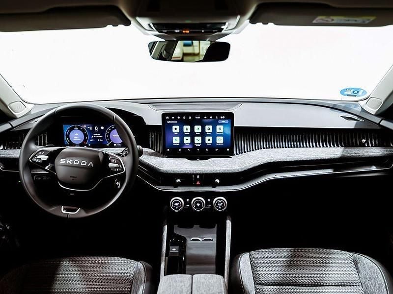 Usado Skoda Superb Selection 204 CV (150 kW) 2025 Gris / plata Berlina