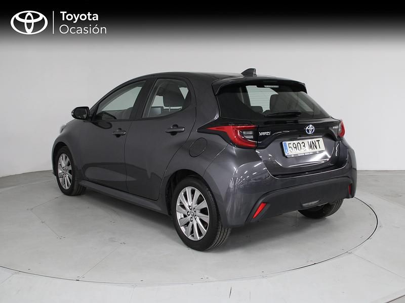 Usado Toyota Yaris Hybrid Active 116 CV (85 kW) 2024 Gris / plata Berlina