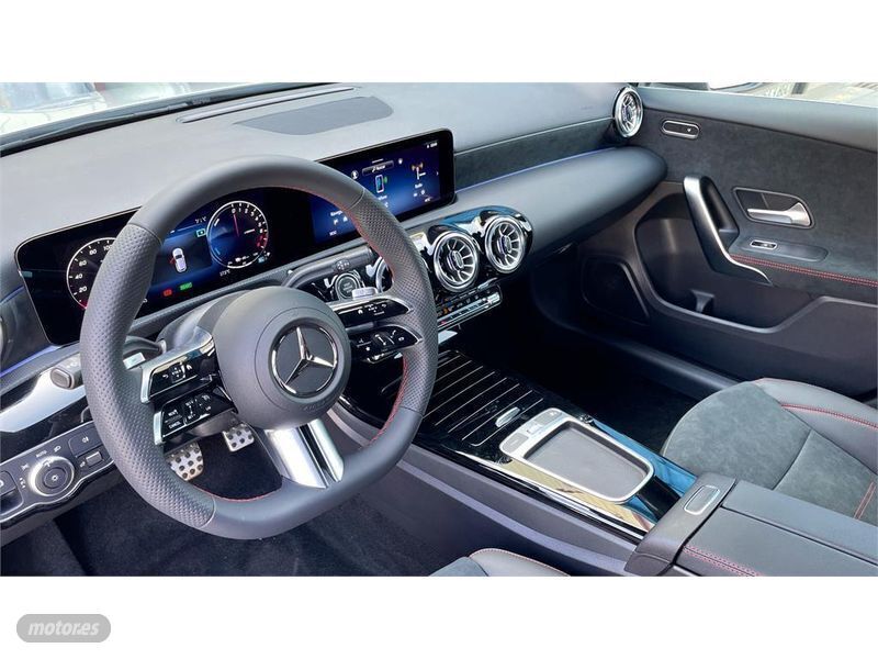 Usado Mercedes A180 AMG line 136 CV (100 kW) 2024 Plateado Berlina