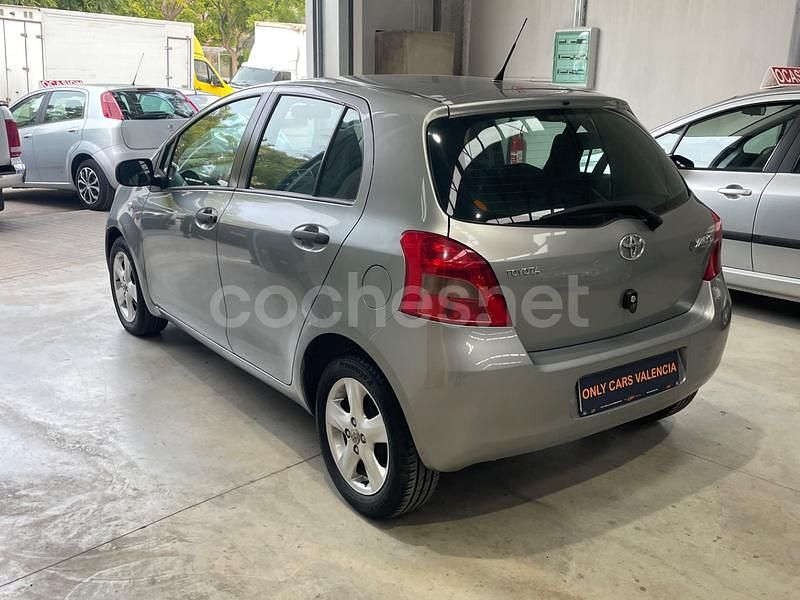 Usado Toyota Yaris Sol 87 CV (63 kW) 2008 Gris / plata Utilitario
