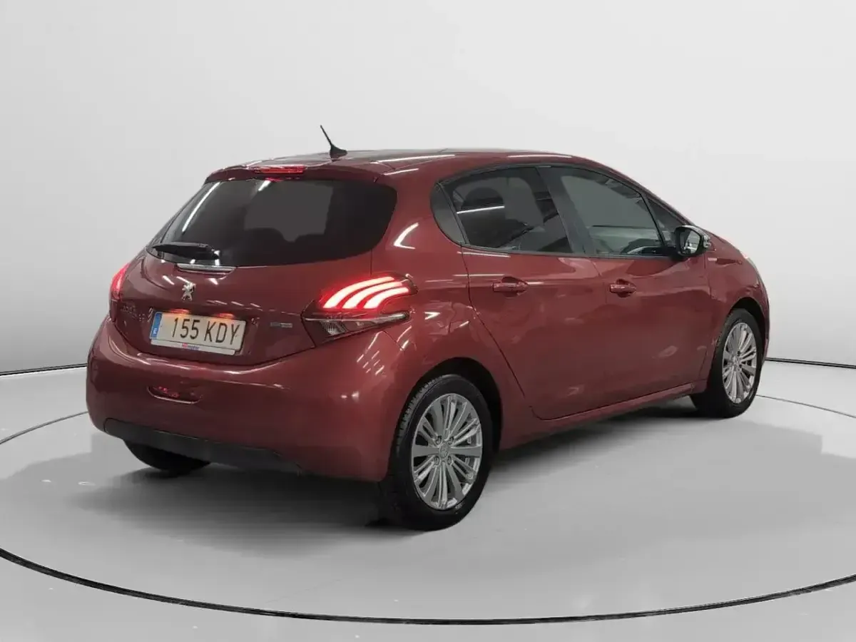 Usado Peugeot 208 Style 82 CV (60 kW) 2017 Rojo Utilitario