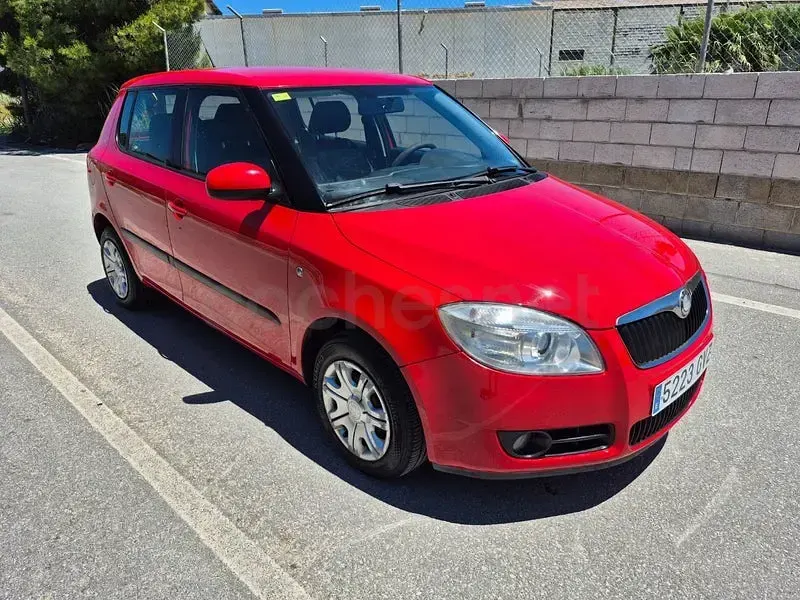 Usado Skoda Fabia 60 CV (44 kW) 2010 Rojo Berlina