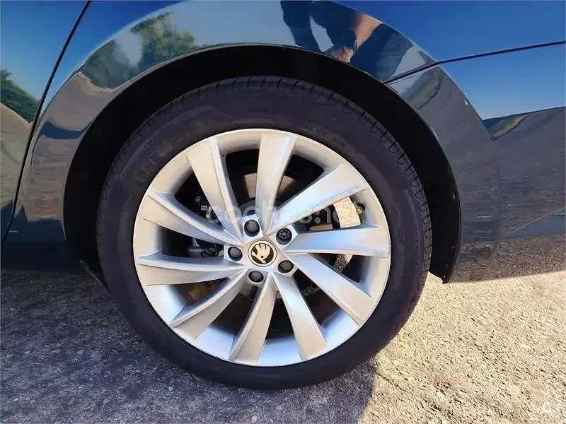 Usado Skoda Superb Style 190 CV (139 kW) 2016 Azul Berlina