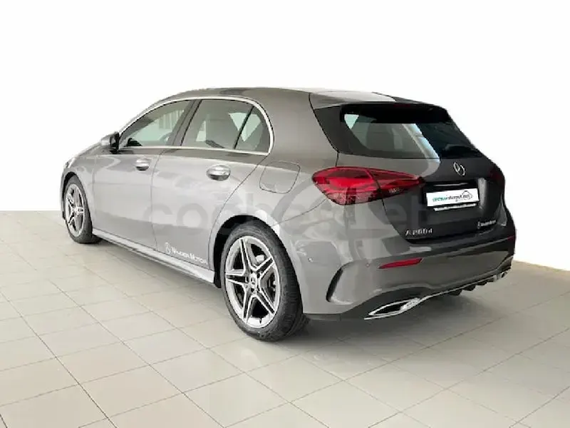 Usado Mercedes A200 150 CV (110 kW) 2025 Gris / plata Berlina