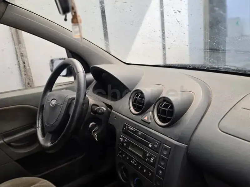 Usado Ford Fiesta Ambiente 68 CV (50 kW) 2004 Azul Utilitario