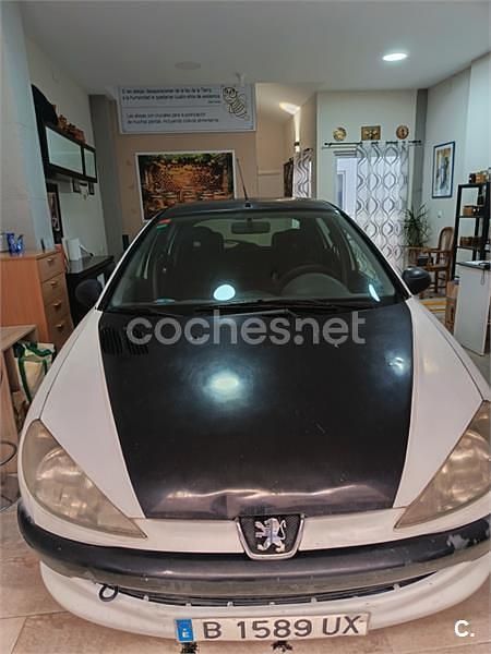 Usado Peugeot 206 70 CV (51 kW) 1998 Blanco Utilitario