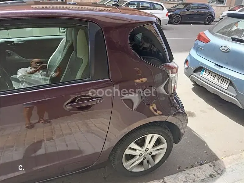 Usado Toyota iQ 99 CV (72 kW) 2010 Violeta / lila Utilitario