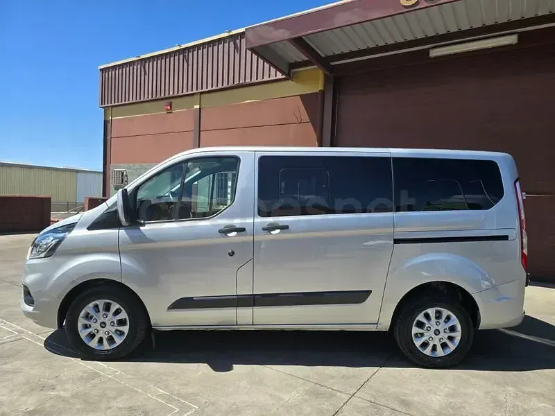 Usado Ford Tourneo Trend 130 CV (95 kW) 2020 Gris / plata Monovolumen
