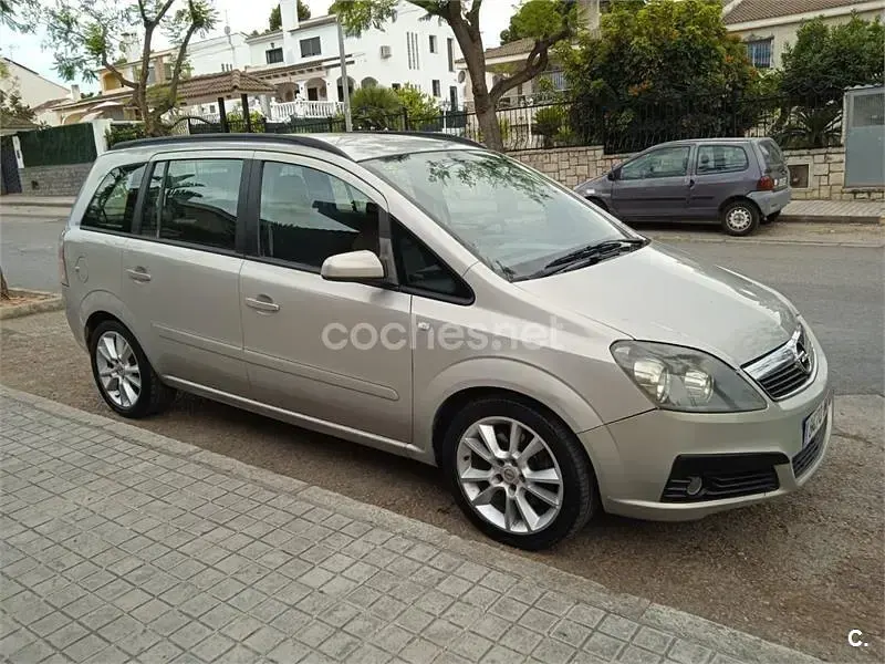Usado Opel Zafira Essentia 100 CV (73 kW) 2007 Gris / plata Monovolumen