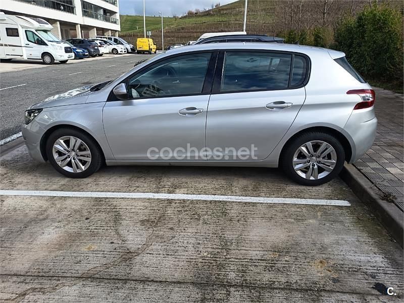 Usado Peugeot 308 Active 120 CV (88 kW) 2015 Gris / plata Berlina