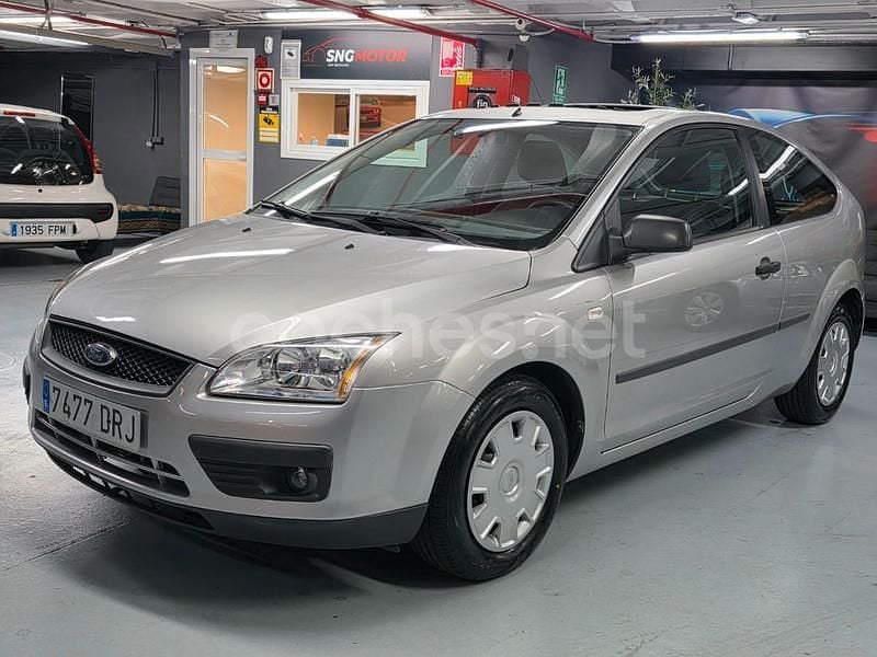 Gris / plata Usado 2005 Ford Focus Trend Berlina | 5750 € (Un poco caro) - Imagen 1/4