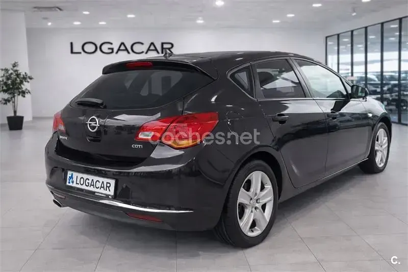 Używany Opel Astra Enjoy 110 KM (80 kW) 2011 Czarny Sedan/Limuzyna